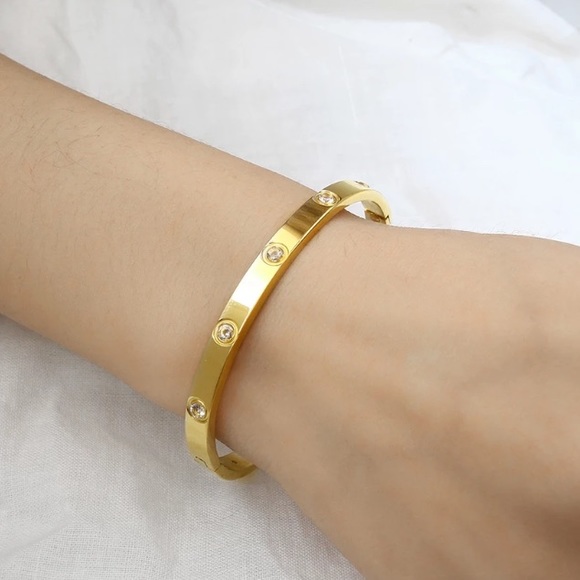 Rose gold/yellow gold plated stainless steelbangle - Picture 2 of 3